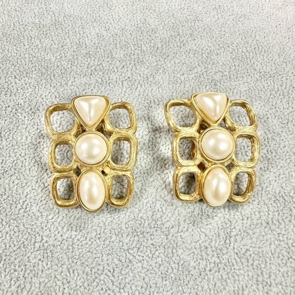 Vintage Avon Large Geometric Brush Gold Faux Pearl Statement Clip On Earrings - Picture 1 of 5